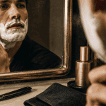 comment se raser la barbe sans irritation devant miroir