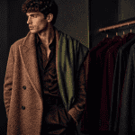 couleurs mode hiver 2025 manteau mocha mousse écharpe vert iguana