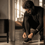 courir le matin a jeun homme attachant ses lacets