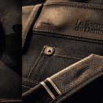 jeans homme marque selvedge premium devant mur anthracite