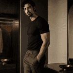 mec muscle mais pas trop en studio élégant