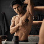 meilleur déodorant pour homme appliqué dans salle de bain haut de gamme