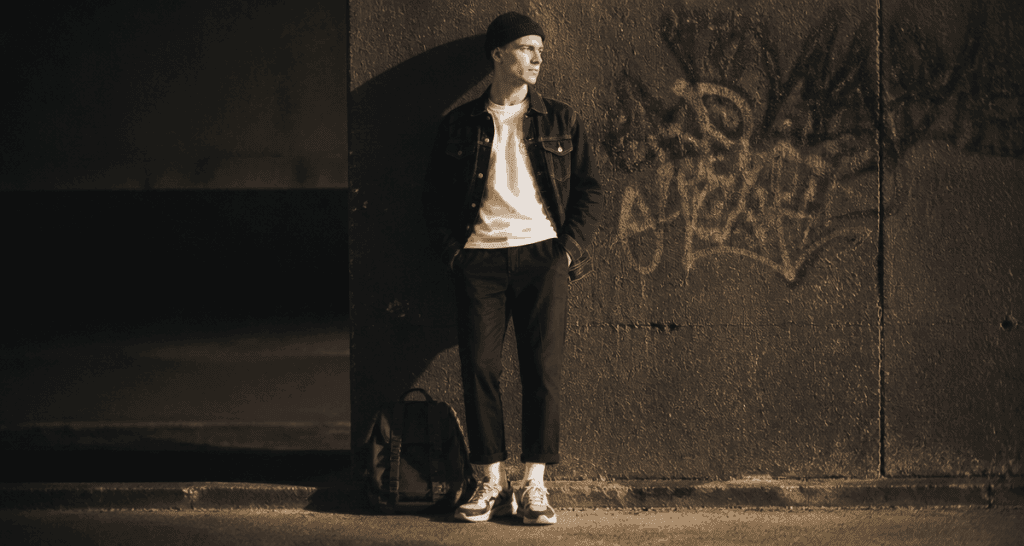 style skateur homme devant mur béton