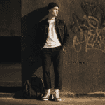 style skateur homme devant mur béton