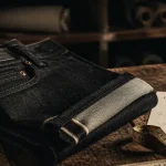 Marque jeans : denim selvedge durable en atelier, vue gros plan