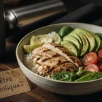 Que manger apres le sport : bowl de récupération avec riz, poulet et avocat