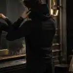 sweat a capuche noir homme devant miroir