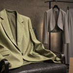 Tendance mode 2025 : blazer XL pistache en studio sur mur béton