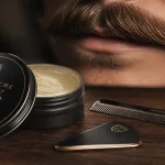 Cire a moustache : pot aluminium, peigne et moustache coiffée