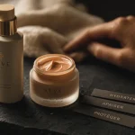 Dermocosmetique : soins ciblés hydratation et protection, flacon et crème sur fond noir