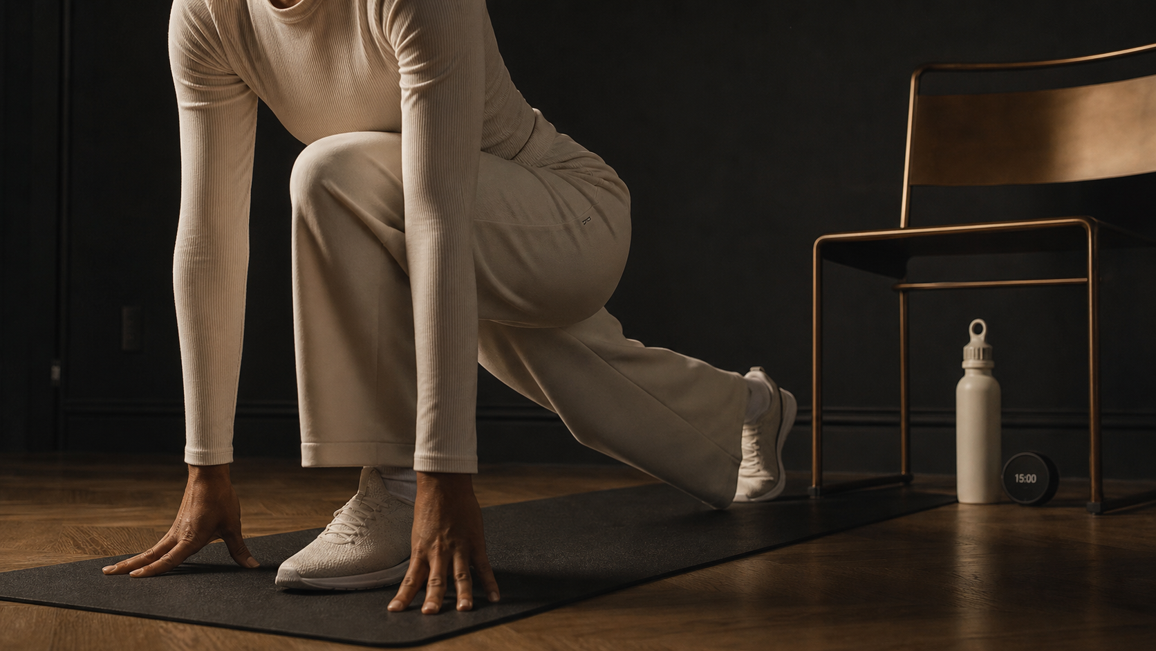 Muscler ses cuisses en 1 semaine : position de fente arrière sur tapis fitness