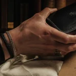 Bijoux fantaisie pour homme : bracelet cuir et bague sur poignet masculin