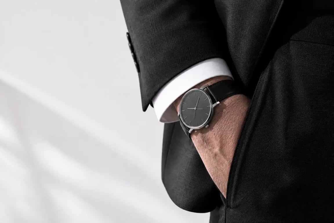 Comment accessoiriser ses tenues avec une montre élégante : tenue formelle avec montre fine en cuir noir