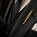 Broche costume homme en bronze minimaliste sur veste anthracite