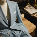 Costume pastel homme bleu ciel avec accessoires